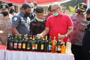 Penampakan miras sebelum dimusnahkan.